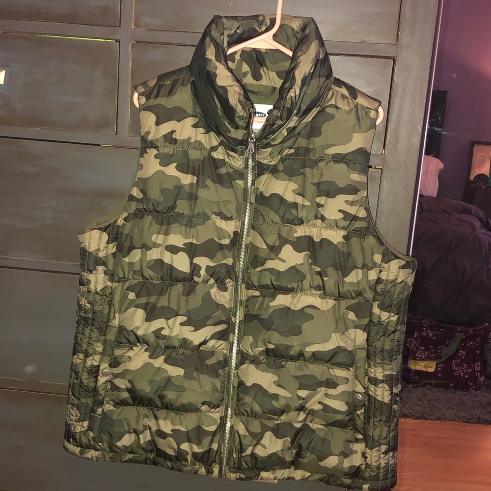Old Navy Camo Puffer Vest (Size XL)